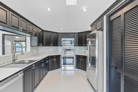 House in Coral Springs, Florida 4 bedrooms, 204.85 sq.m. № 1989504 - photo 17