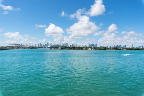 Condo in Miami Beach, Florida, 1 bedroom  № 1888820 - photo 1