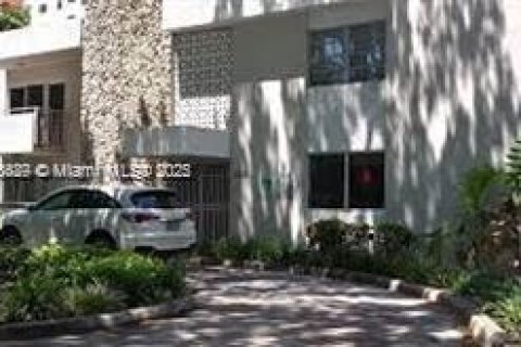 Condo in Coral Gables, Florida, 1 bedroom  № 1936155 - photo 1