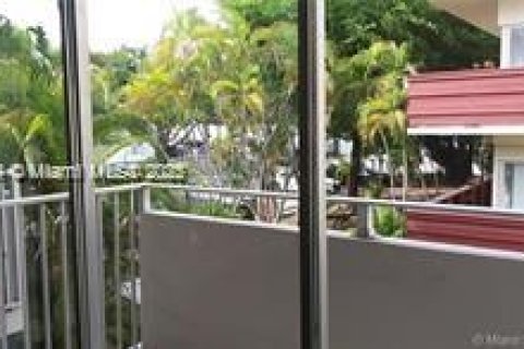 Condo in Coral Gables, Florida, 1 bedroom  № 1936155 - photo 2