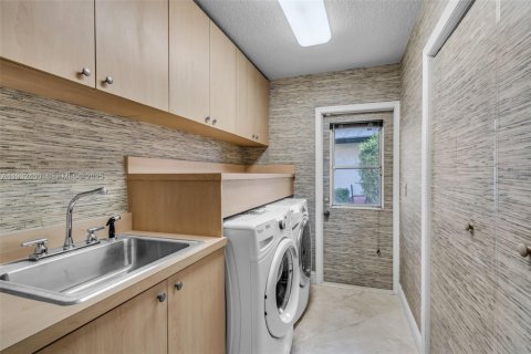 Casa en venta en Tamarac, Florida, 4 dormitorios, 343.92 m2 № 1992349 - foto 19