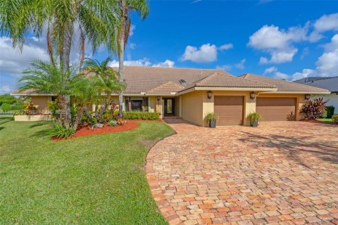 Casa en venta en Tamarac, Florida, 4 dormitorios, 343.92 m2 № 1992349 - foto 1