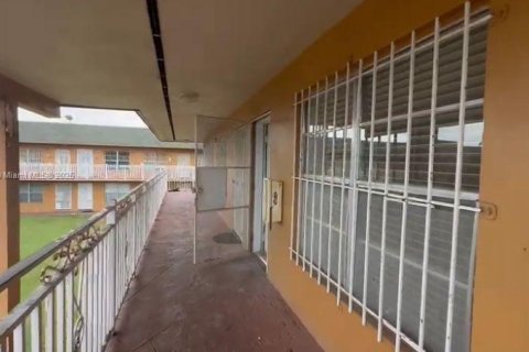 Condo in Miami Gardens, Florida  № 1862609 - photo 7