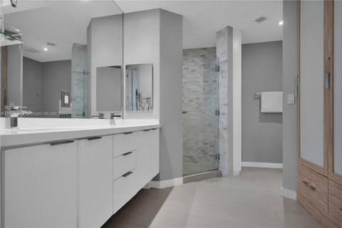 Condo in Miami Beach, Florida, 2 bedrooms  № 1970267 - photo 19