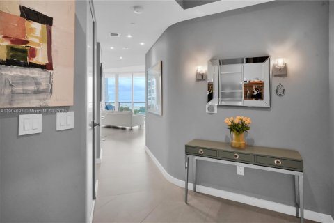 Condo in Miami Beach, Florida, 2 bedrooms  № 1970267 - photo 27