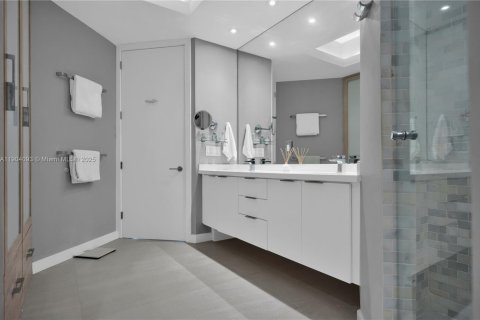 Condo in Miami Beach, Florida, 2 bedrooms  № 1970267 - photo 21
