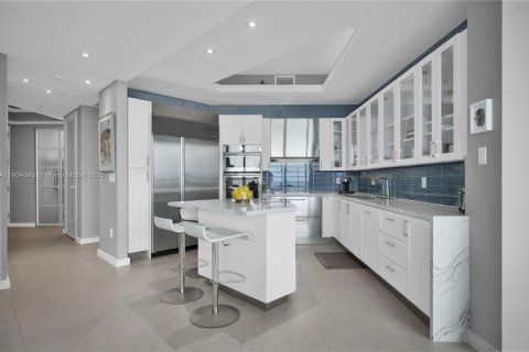 Condo in Miami Beach, Florida, 2 bedrooms  № 1970267 - photo 12