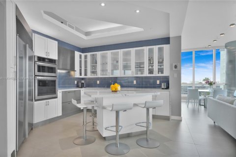 Condo in Miami Beach, Florida, 2 bedrooms  № 1970267 - photo 11