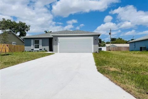 House in Port St. Lucie, Florida 4 bedrooms, 169.18 sq.m. № 2250322 - photo 3