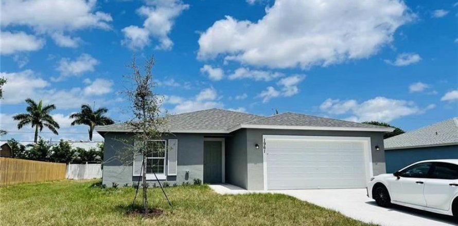 House in Port St. Lucie, Florida 4 bedrooms, 169.18 sq.m. № 2250322