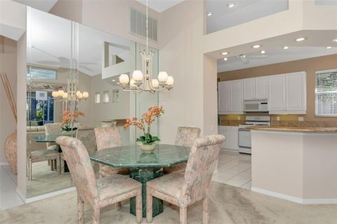 House in University Park, Florida 3 bedrooms, 179.67 sq.m. № 2094181 - photo 18