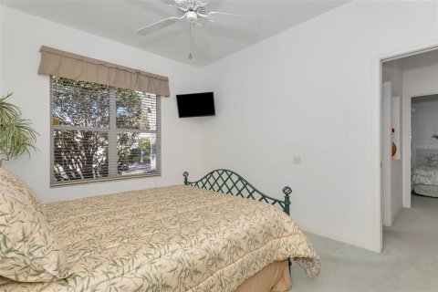 House in University Park, Florida 3 bedrooms, 179.67 sq.m. № 2094181 - photo 15