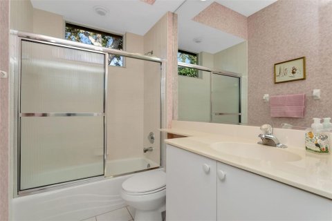House in University Park, Florida 3 bedrooms, 179.67 sq.m. № 2094181 - photo 12