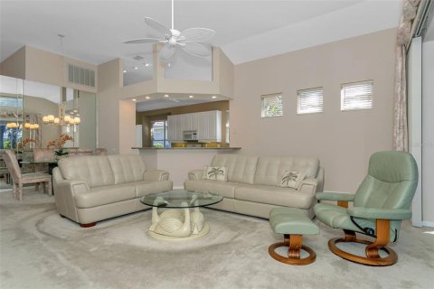 House in University Park, Florida 3 bedrooms, 179.67 sq.m. № 2094181 - photo 22
