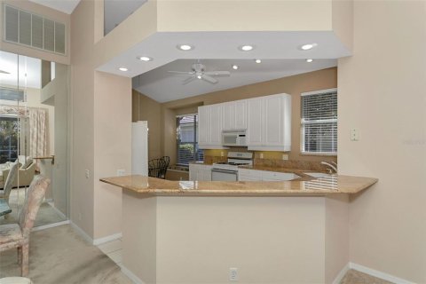 House in University Park, Florida 3 bedrooms, 179.67 sq.m. № 2094181 - photo 24