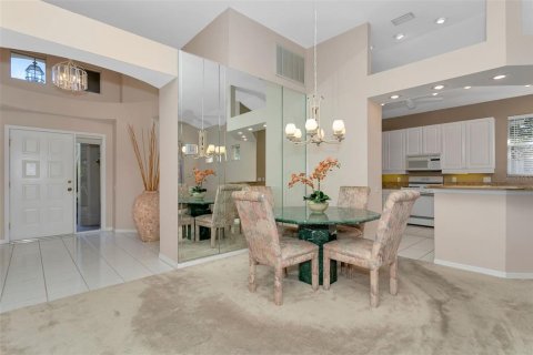House in University Park, Florida 3 bedrooms, 179.67 sq.m. № 2094181 - photo 17