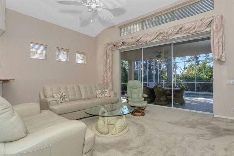 House in University Park, Florida 3 bedrooms, 179.67 sq.m. № 2094181 - photo 20