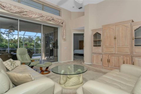 House in University Park, Florida 3 bedrooms, 179.67 sq.m. № 2094181 - photo 23