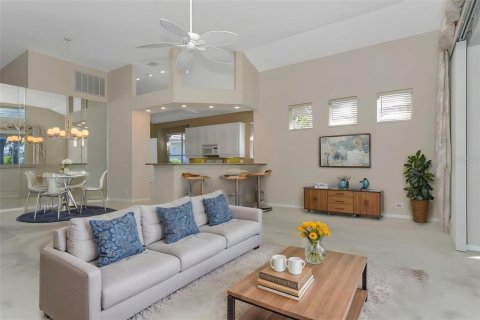 House in University Park, Florida 3 bedrooms, 179.67 sq.m. № 2094181 - photo 19