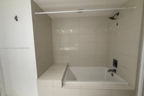 Снять в аренду кондоминиум в Майами, Флорида 1 спальня, 85.75м2, № 1951313 - фото 15