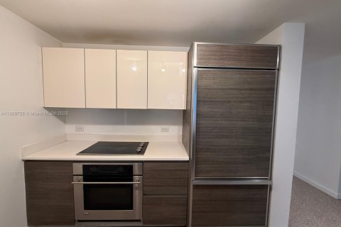 Снять в аренду кондоминиум в Майами, Флорида 1 спальня, 85.75м2, № 1951313 - фото 2