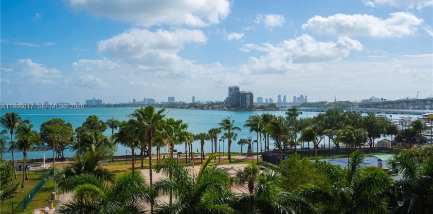 Кондоминиум с 1 спальней в Майами, Флорида № 2059125