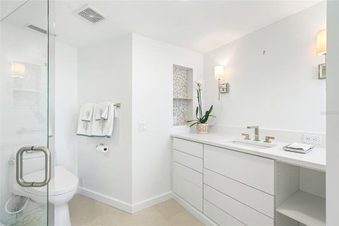 Condo in Sarasota, Florida, 2 bedrooms  № 2208684 - photo 17