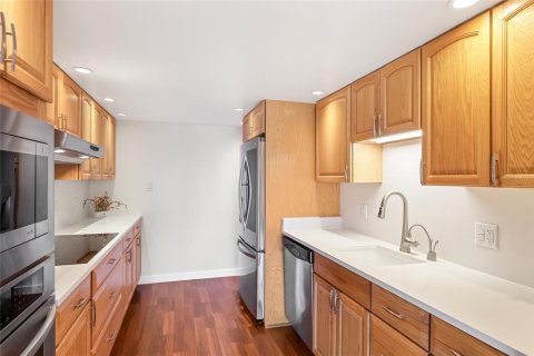 Condo in Sarasota, Florida, 2 bedrooms  № 2208684 - photo 11