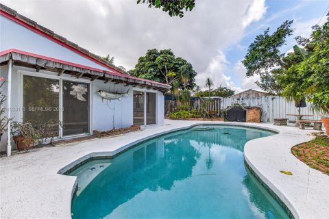 House in Oakland Park, Florida 3 bedrooms, 112.23 sq.m. № 2008509