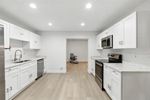 Casa en venta en Wildwood, Florida, 4 dormitorios, 159.7 m2 № 1819311 - foto 7