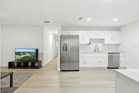 Casa en venta en Wildwood, Florida, 4 dormitorios, 159.7 m2 № 1819311 - foto 6