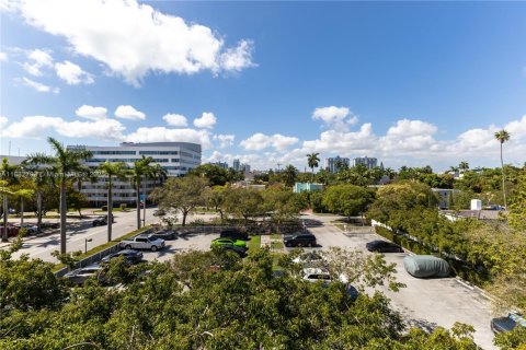 Condo in Miami Beach, Florida, 2 bedrooms  № 1939002 - photo 29