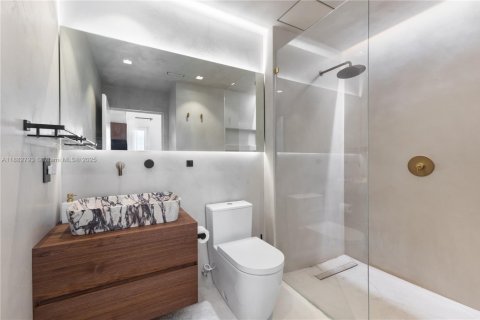 Condo in Miami Beach, Florida, 2 bedrooms  № 1939002 - photo 25