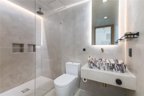 Condo in Miami Beach, Florida, 2 bedrooms  № 1939002 - photo 17