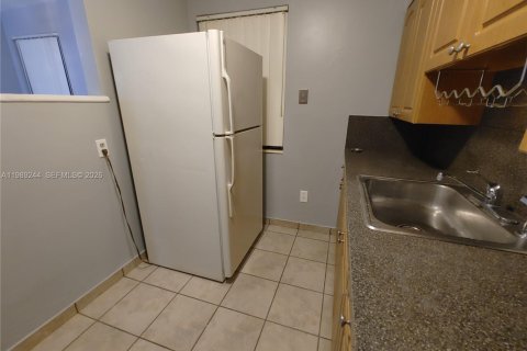 House in North Miami Beach, Florida 2 bedrooms, 74.79 sq.m. № 2051456 - photo 11