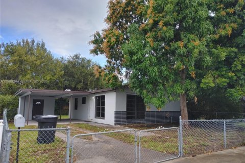 House in North Miami Beach, Florida 2 bedrooms, 74.79 sq.m. № 2051456 - photo 2