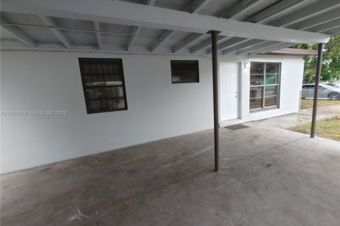 House in North Miami Beach, Florida 2 bedrooms, 74.79 sq.m. № 2051456 - photo 7