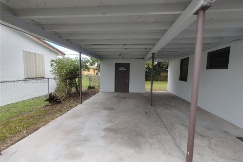 House in North Miami Beach, Florida 2 bedrooms, 74.79 sq.m. № 2051456 - photo 5