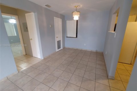 House in North Miami Beach, Florida 2 bedrooms, 74.79 sq.m. № 2051456 - photo 28