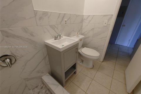 House in North Miami Beach, Florida 2 bedrooms, 74.79 sq.m. № 2051456 - photo 19