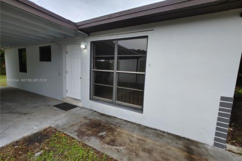 House in North Miami Beach, Florida 2 bedrooms, 74.79 sq.m. № 2051456 - photo 4