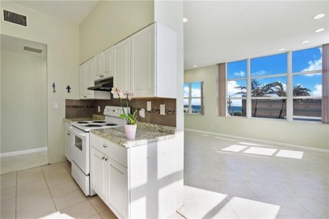Condo in Hollywood, Florida, 2 bedrooms  № 2082342 - photo 4