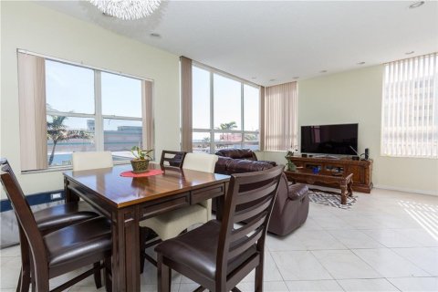 Condo in Hollywood, Florida, 2 bedrooms  № 2082342 - photo 2