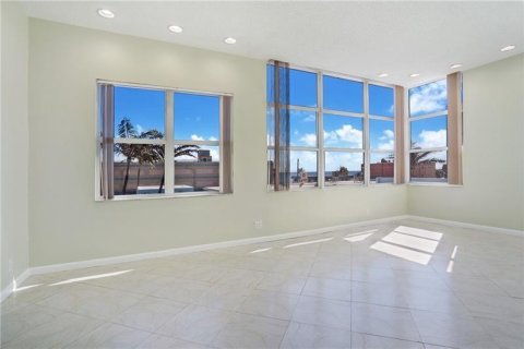 Condo in Hollywood, Florida, 2 bedrooms  № 2082342 - photo 3