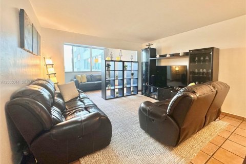 Condo in Miami Beach, Florida, 1 bedroom  № 2069599 - photo 2