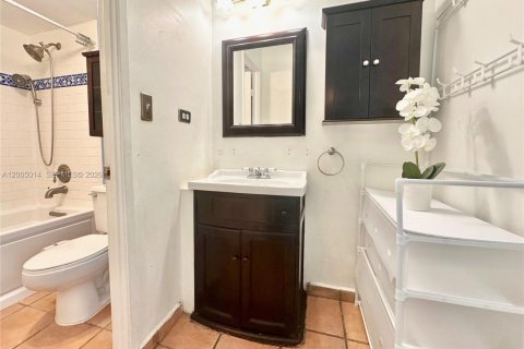 Condo in Miami Beach, Florida, 1 bedroom  № 2069599 - photo 20