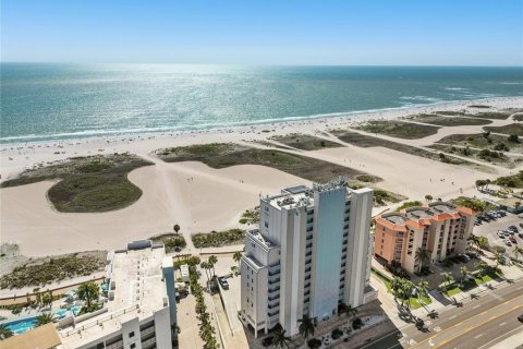 Condominio en venta en Treasure Island, Florida, 2 dormitorios, 117.99 m2 № 1774083 - foto 1