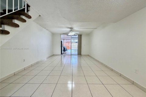 Adosado en alquiler en Hialeah, Florida, 2 dormitorios, 91.04 m2 № 2010738 - foto 2
