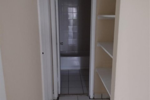 Casa en alquiler en Hallandale Beach, Florida, 2 dormitorios, 972.78 m2 № 1103496 - foto 1