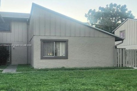 Кондоминиум с 2 спальнями в Лодерхилл, Флорида № 2014091